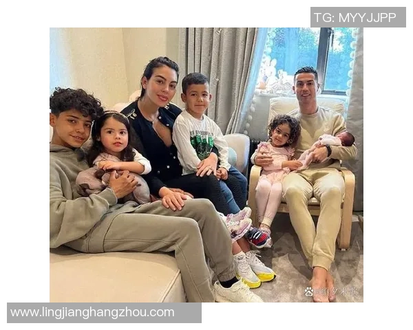 足球明星与孩子们的温馨时刻高清图片分享