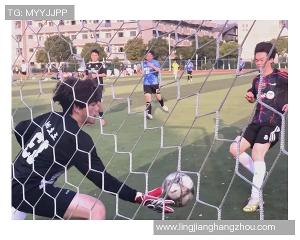 足球明星化身老人展现青春活力踢球引发热议